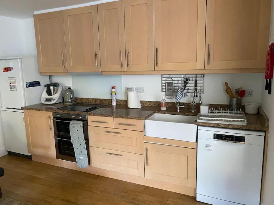 Spacious And Light West Basement Flat Apartment London