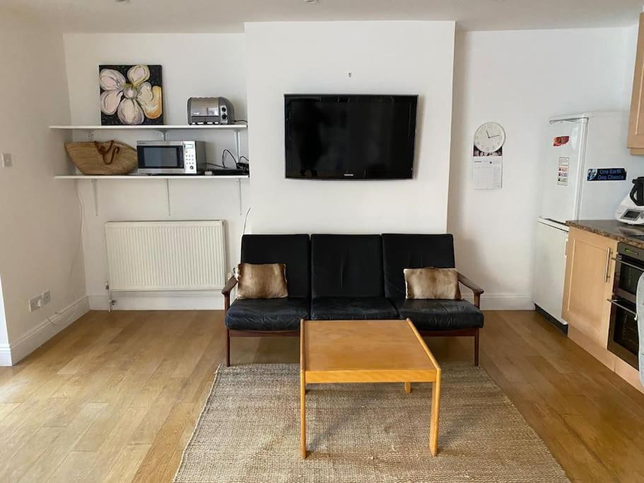 Spacious And Light West Basement Flat Apartment *